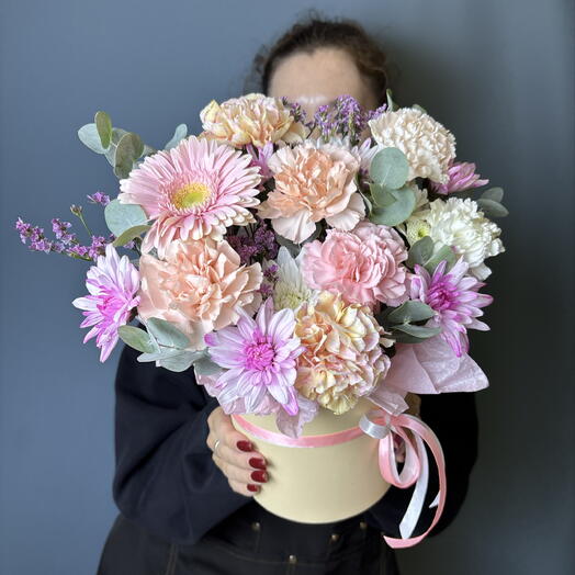 Нежная композиция с герберой и диантусами🌸