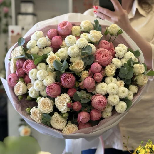 Букет из кустовых пионовидных роз и кустовых хризантем ньютон с эвкалиптом