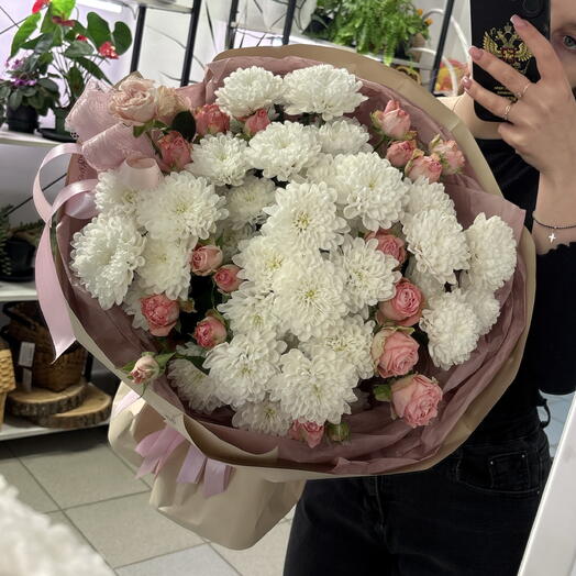 Авторский букет с хризантемой и кустовой розой