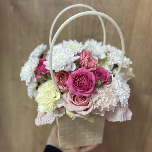 композиция из хризантем и кустовых роз