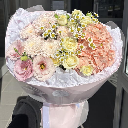 Букет с гортензией и ромашками