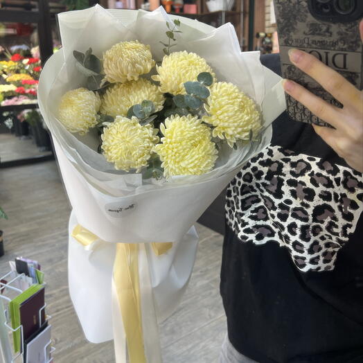 Букет « Последний лучик солнца » с хризантемой в дизайнерской упаковке 🌼️