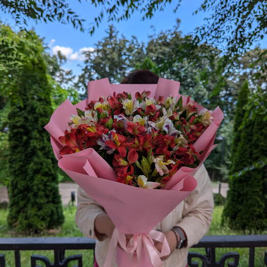 Букет из 19 альстромерий "Мирцен"