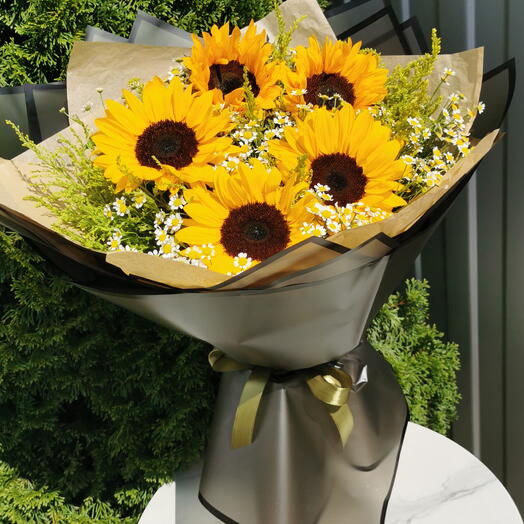 Букет летний с подсолнухами и матрикарией🌻