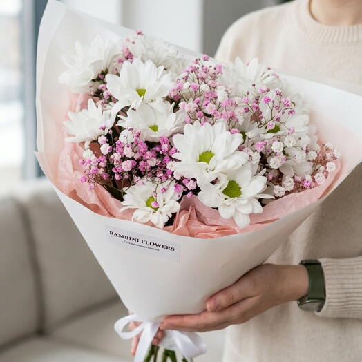 Яркий букет из кустовых белых ромашковых хризантем и розовой гипсофилы