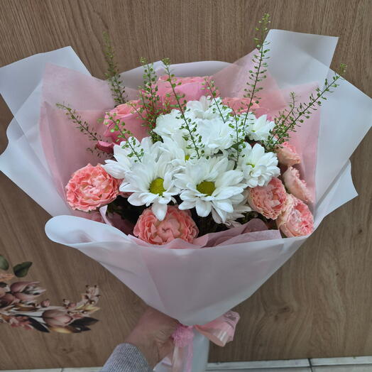 Изысканный букет из одноголовых роз, кустовых роз и кустовых хризантем