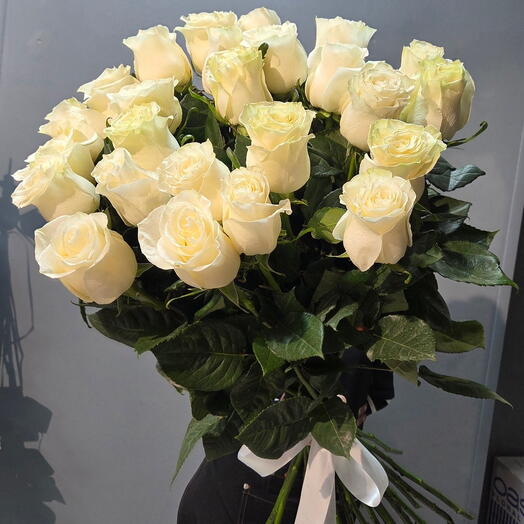25 белых метровых роз
