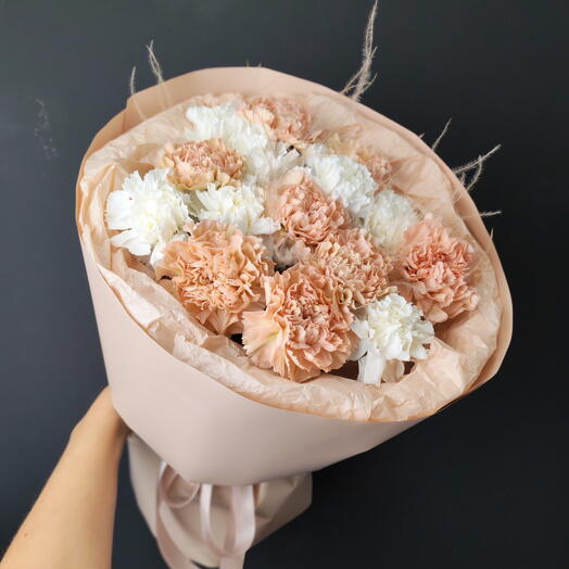 Кремовый букет с диантусом 15 шт