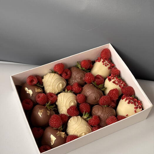 Клубника в шоколаде с малиной🍓🍓🍓🍓