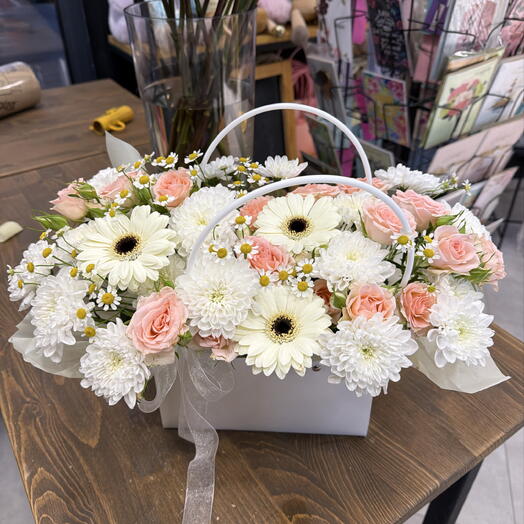 Нежная композиция из Гербер и хризантем в стильной сумочке 🌸