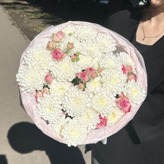 Букет из кустовой розы и хризантемы