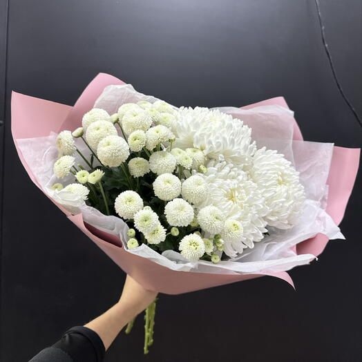 Букет из сезонных белых бигуди и кустовой хризантемы