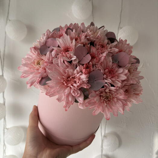 Цветы в коробке: розовая хризантема и веточки эвкалипта 🌸