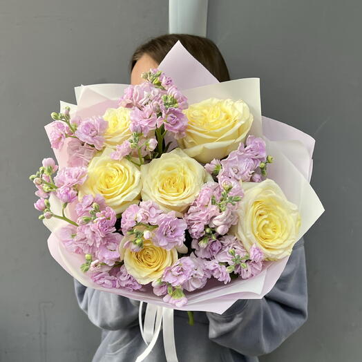 Нежный букет с Пионовидной Розой Кэнделайт и Ароматной Маттиолой 🌸