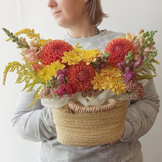 Корзиночка из георгин, львиного зева и хризантемы