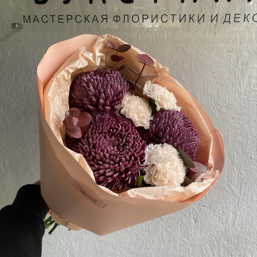 Букет в теплых оттенках с хризантемой бигуди и диантусами