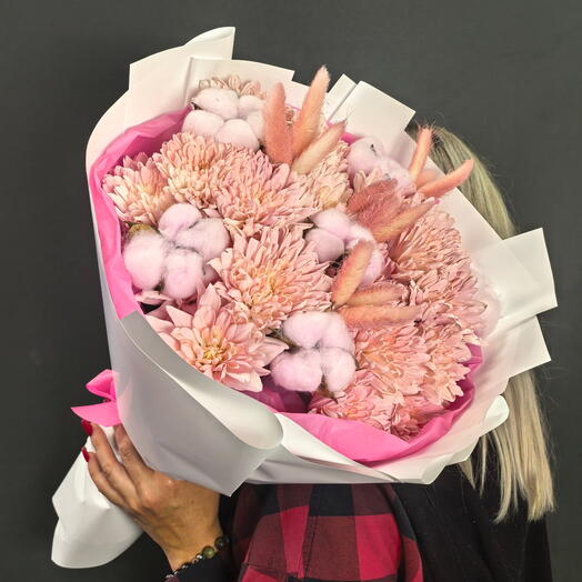 Авторский букет - розовые хризантемы, хлопок и лагурус 🌸