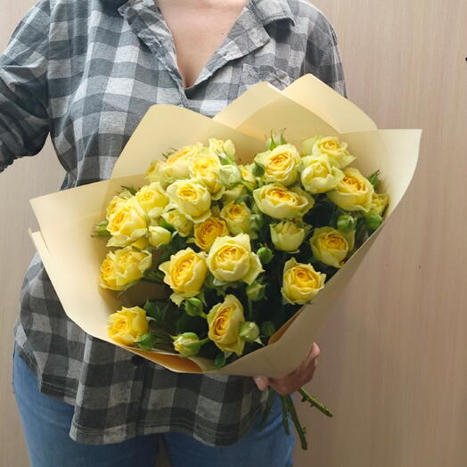 Солнечный букет из 5 кустовых роз