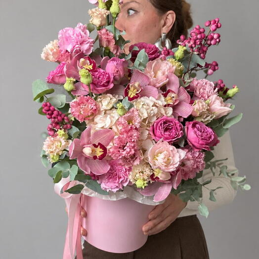 Композиция в шляпной коробке с гортензий , орхидеями , кустовыми пионовидными Розами и пионовидными тюльпанами