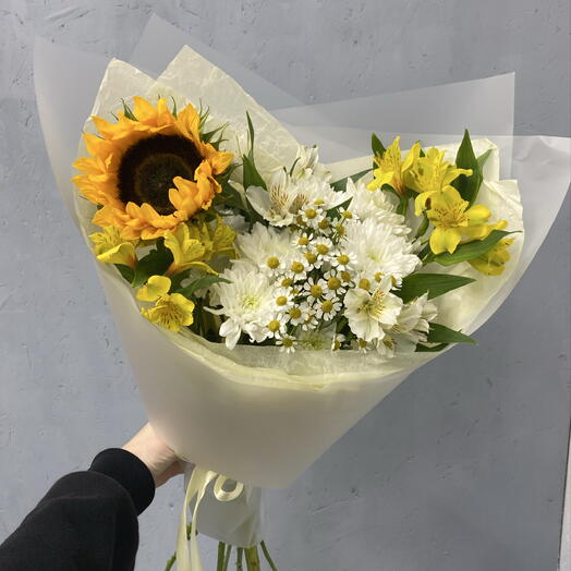 Теплый букет 🌻с подсолнухом , матрикарией, альстромерией и хризантемой