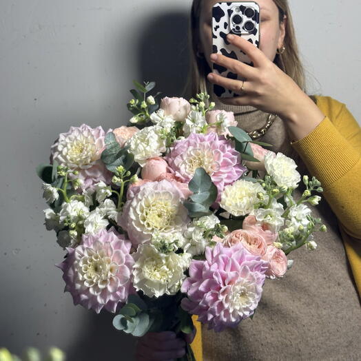 Букет «ВАУ» с георгинами, маттиолой и пионовидной розой 💗🌸