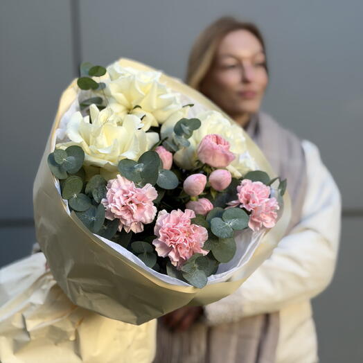 Пышный букет «Тонкая грань» в кремовых оттенках с французскими розами сорта Mondial  и стойкими диантусами 🎀