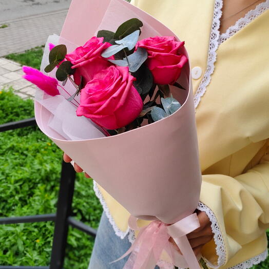 Комплимент с малиновыми розами