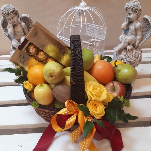 Корзина  с фруктами и Ferrero Rocher