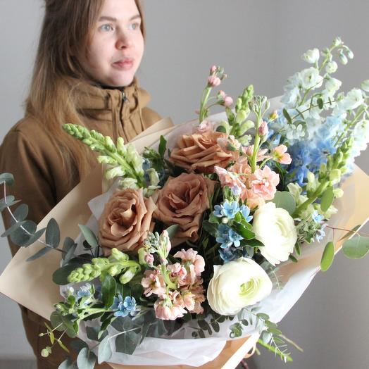 Розы-ириски, дельфиниум и маттиола