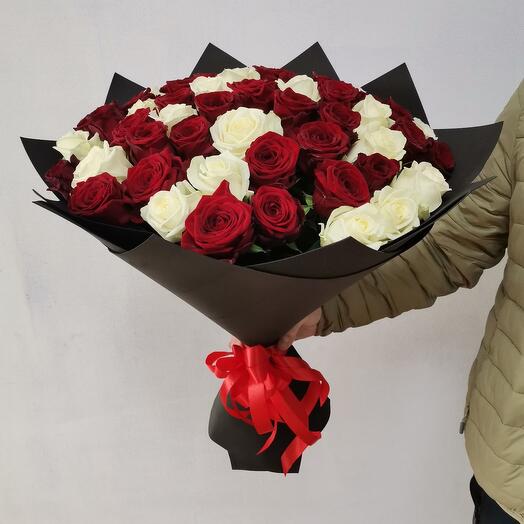 Ramo de 51 rosas rojas y blancas