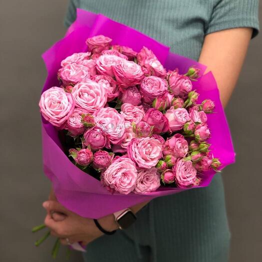 Ramo de rosas arbustivas en forma de peonía
