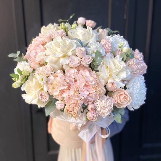 Flores en una Caja de "plombir" con rosas y hortensias