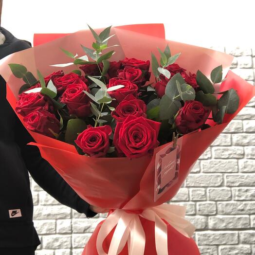 Ramo de 19 rosas Rojas y eucalipto