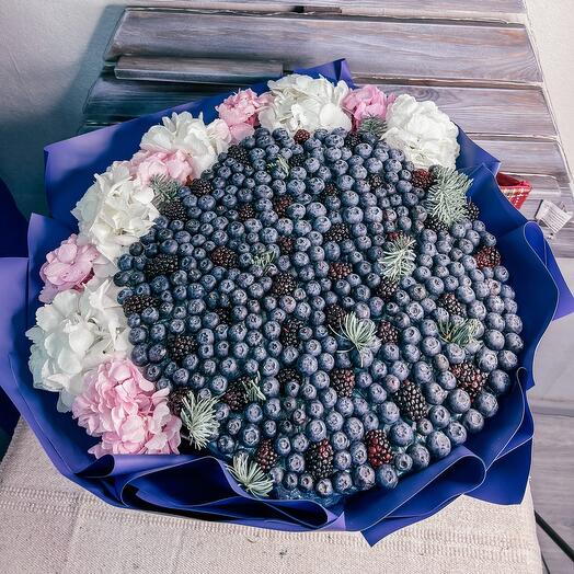 Berry with hydrangea