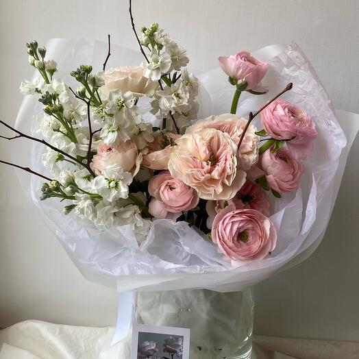 Нежный букет с ранункулюсами и пионовидными розами