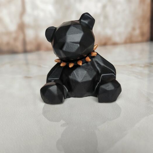 Oso con gargantilla tachonada