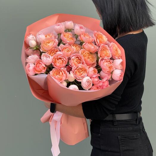 Букет пионовидных кустовых роз