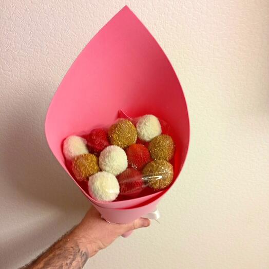 Bouquet of strawberries in milk and white chocolate 9-11 berries 273645KupiSHOKO