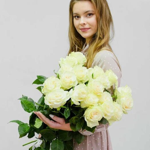 19 белых роз