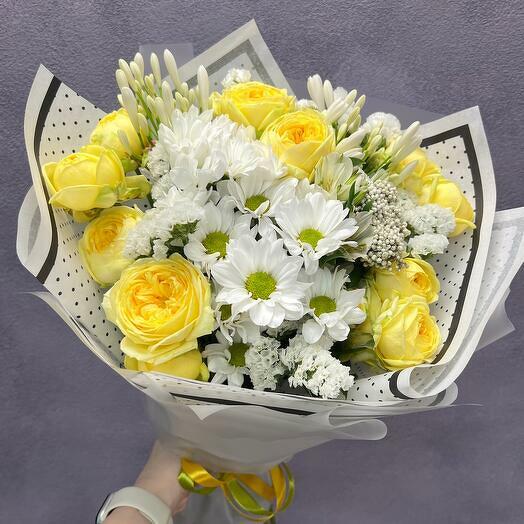 Sunny bouquet with roses and daisies