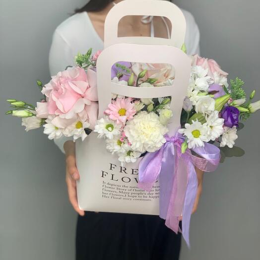 Цветы в коробке Love is