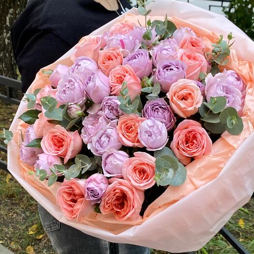 Bouquet of peony-shaped roses