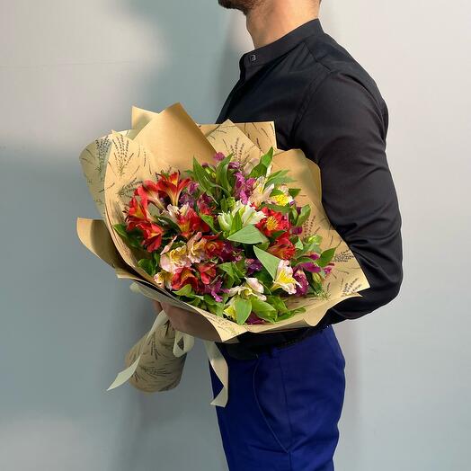 Букет из альстромерий в крафте