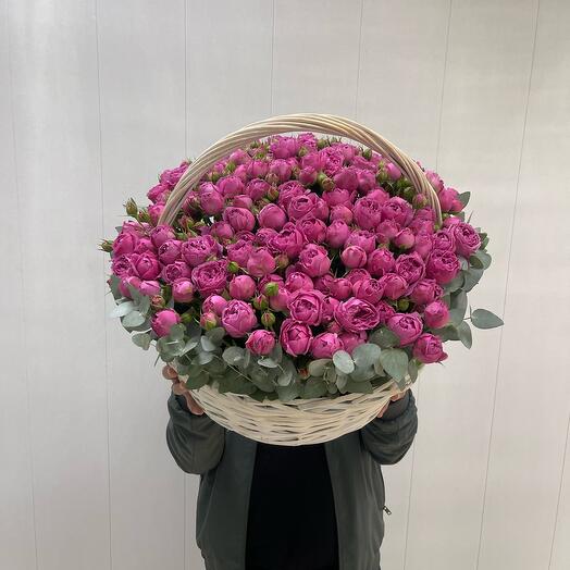 Basket of piano-shaped roses