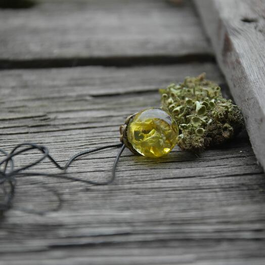 Кулон из эпоксидной смолы "Мох"