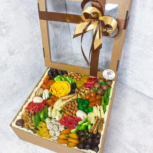 Бокс из сухофруктов и орехов