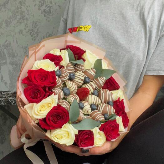 Букет клубника в шоколаде и розы  микс 🌹