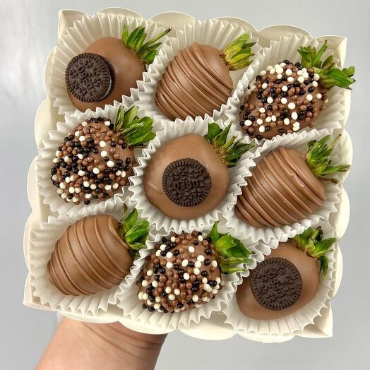 Strawberry box "Milk chocolate with Oreo"