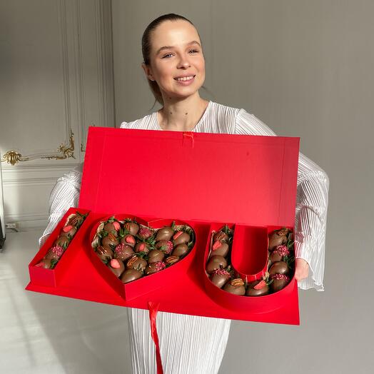 Клубника в шоколаде в подарочной коробке для любимой "I LOVE U"