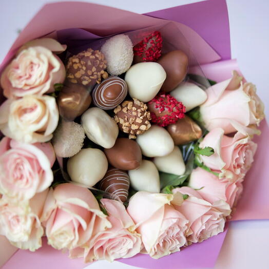 Bouquet with Choco Strawberries and Roses